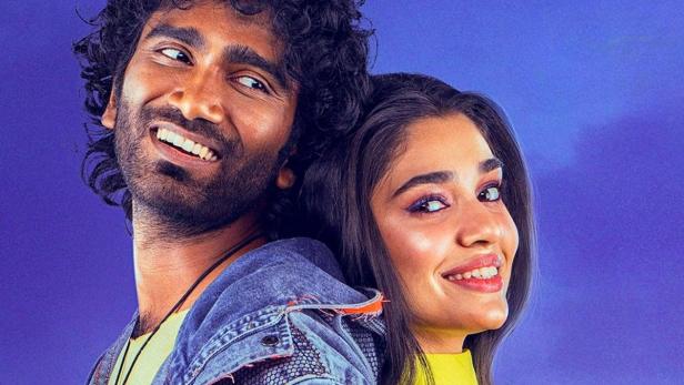 Mann und Frau lehnen mit den Rücken aneinander