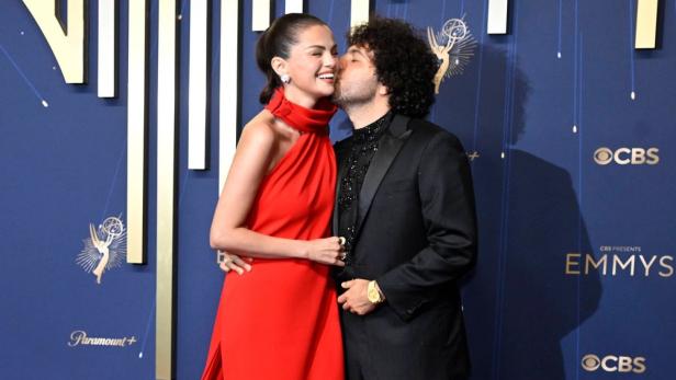 Benny Blanco gibt seiner Partnerin Selena Gomez einen Kuss auf die Wange