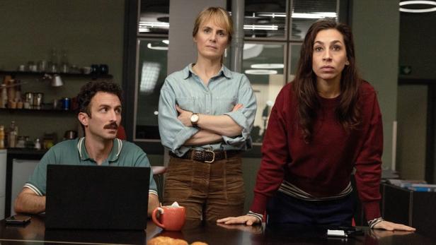 Schweizer Tatort-Team bei Videokonferenz im Büro