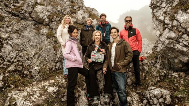 Alpentod-Team rund um Veronica Ferres im Gebirge für Gruppenbild versammelt