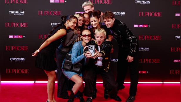 Gruppenbild der Stars aus neuen RTL+-Serie "Euphorie"