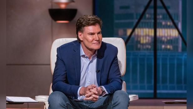 Carsten Maschmeyer sitzt im Fernsehstudio