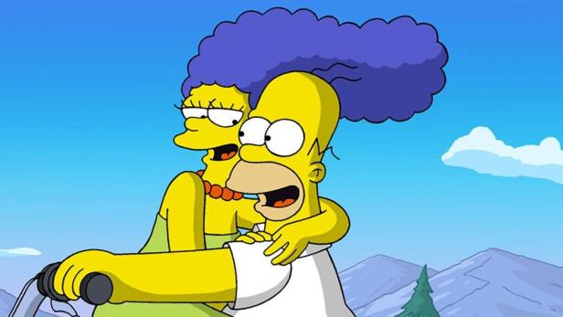 Homer und Marge Simpson sitzen gemeinsam auf einem Roller