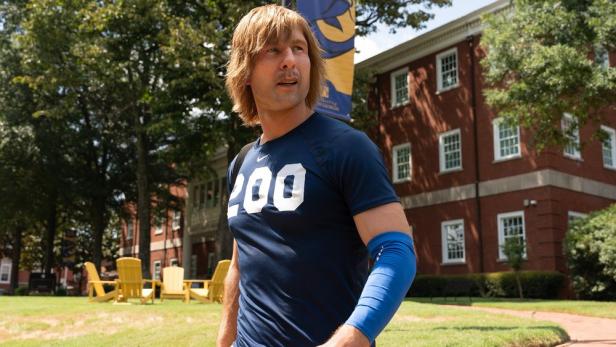 Glen Powell mit Gesichtsprothese in Serienrolle