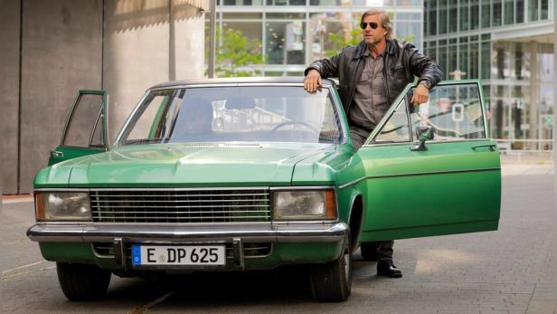 Henning Baum steht in offener Autotür