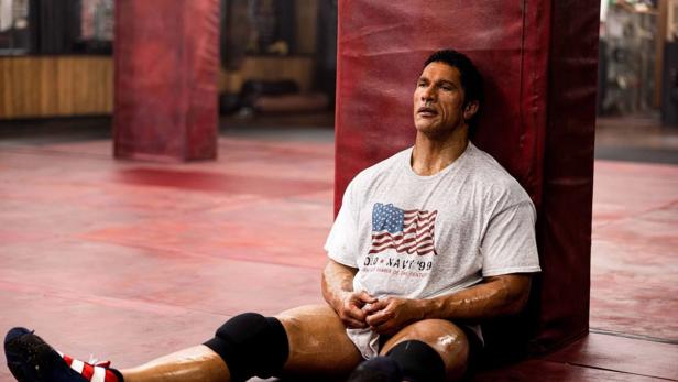 Dwayne Johnson sitzt als Wrestler Mike Kerr auf dem Boden