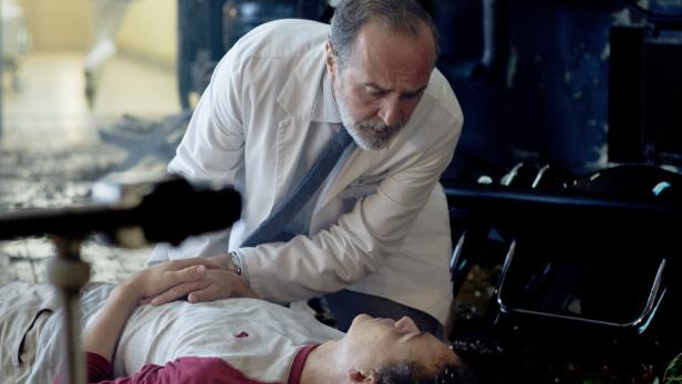 Arzt beugt sich über Verunglückten