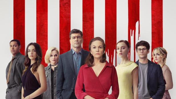 Einige Figuren stehen unter der US-Flagge