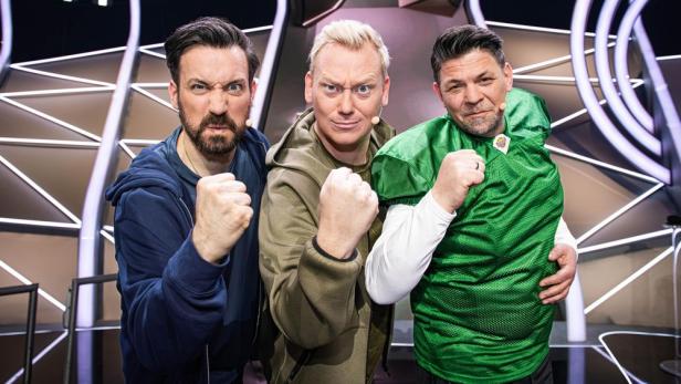 Jan Köppen, Jens "Knossi" Knossalla und Tim Mälzer zeigen ihre Fäuste