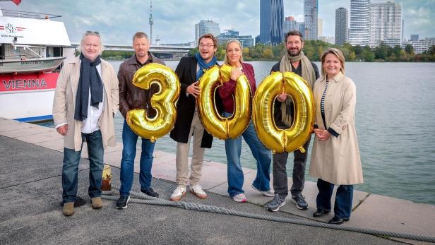 "Soko Donau"-Stars halten am Donauufer Luftballonsmit der Nummer 300 hoch