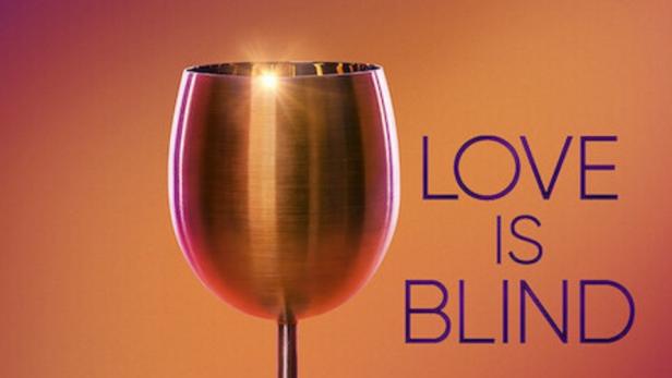 Goldener Becher neben Schriftzug "Love is Blind"