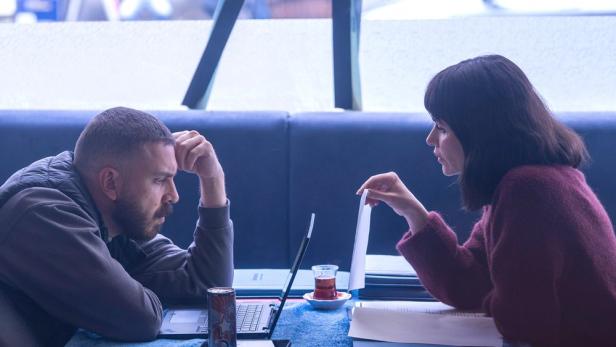 zwei Ermittler grübeln über einen Cold Case