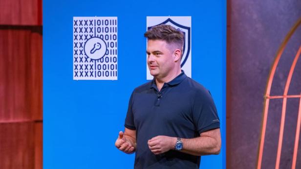 Mann präsentiert in TV-Sendung ein Sicherheitskonzept