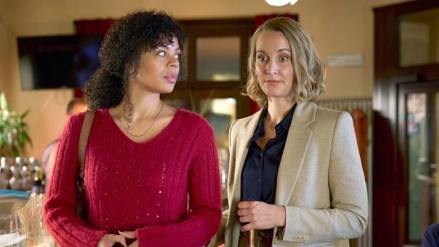 Zwei Frauen in einem Geschäft