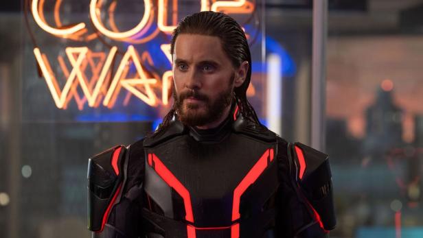 Jared Leto als Tron-Figur in schwarzem Neoprenanzug mit leuchtend roten Streifen