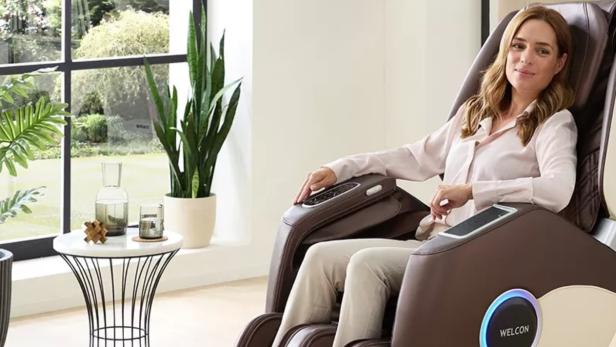 Eine Frau mit braunen Haaren in Massagesessel.