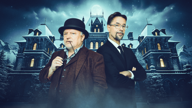 Axel Prahl und Jan Josef Liefers nachts vor einem winterlichen Landsitz