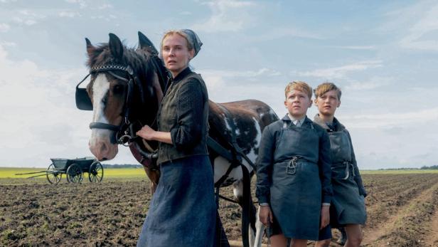 Diane Kruger als Bäuerin mit Pferd und Kindern auf dem Acker