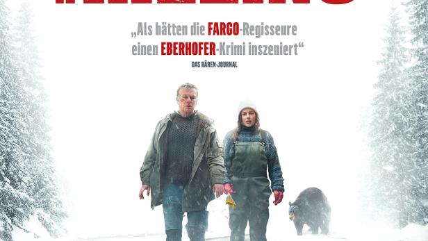 Mann und Frau stehen im Schnee auf einer Landstraße vor einer Leiche und im Hintergrund ist ein Bär