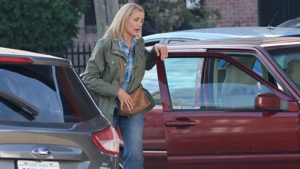 Cameron Diaz steht an einer geöffneten Autotür