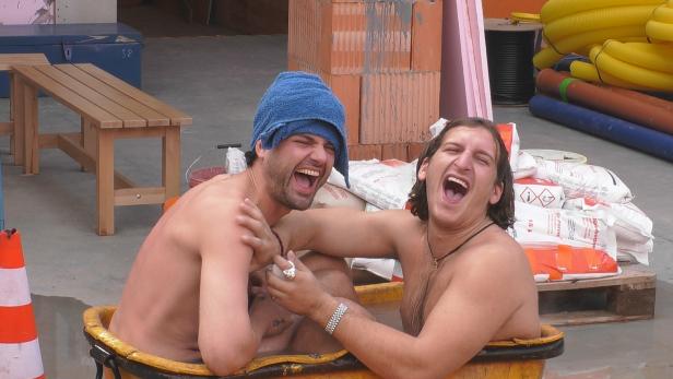 Jimi Blue Ochsenknecht und Satansbratan Erik sitzen in kleiner gelben Badewanne