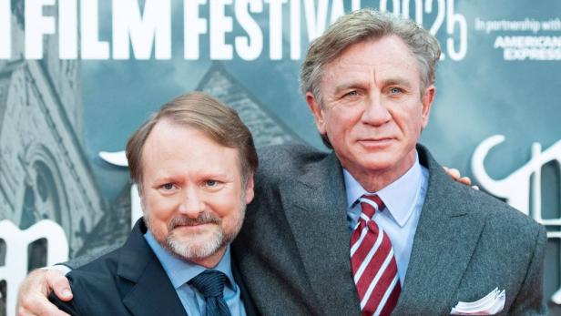 Rian Johnson (l.) und Daniel Craig legen Arme umeinander bei Pressetermin