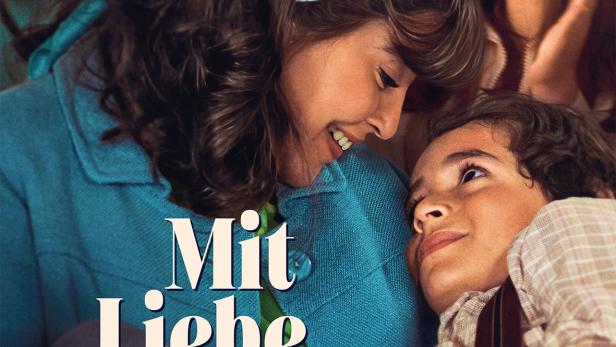 Mutter hält ihren Sohn im Arm