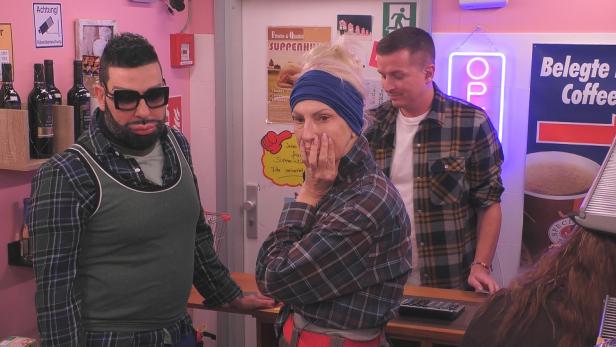 Bewohner des TV-Container stehen in der Küche