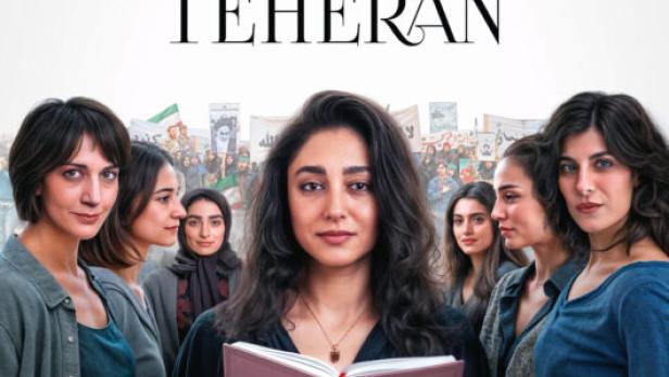 Mehrere Frauen stehen beisammen - diejenige im Mittelpunkt hält ein aufgeschlagenes Lolita-Buch in Händen  