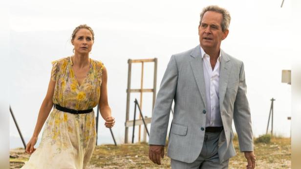 Frau folgt Mann an einer Küste