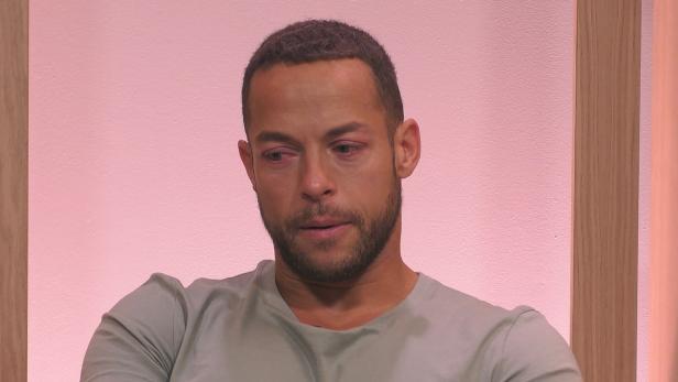 Mann, der mit Tränen kämpft