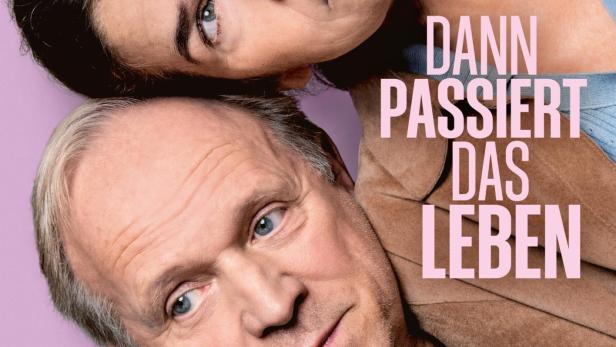 Mann und Frau lehnen ihre Köpfe aneinander