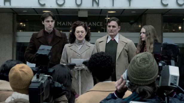 Vier Personen geben vor Medien Presseerklärung ab 