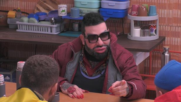 Harald Glööckler zeigt im TV-Container mit dem Finger auf jemanden