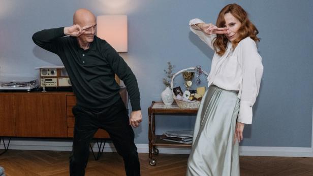 Mann und Frau tanzen im Travolta-Style