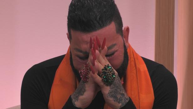 Harald Glööckler verschränkt Hände vor dem Gesicht