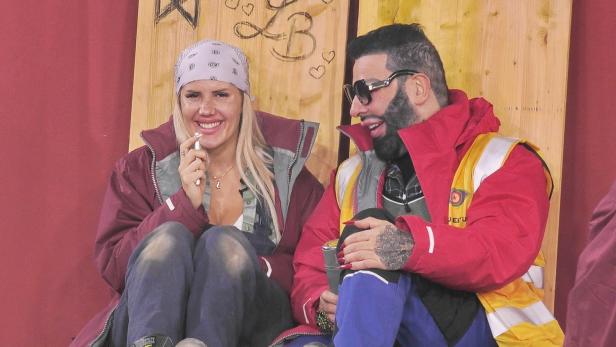 Laura Blond und Harald Glööckler sitzen nebeneinander