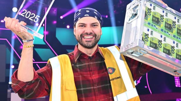 Jimi Blue Ochsenknecht hält Geldkoffer in die Höhe