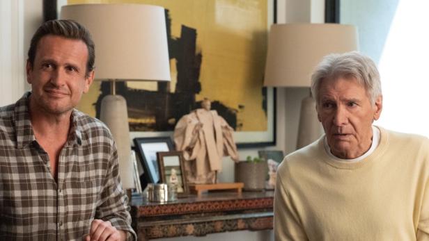 Jason Segel und Harrison Ford sitzen in Serienrolle nebeinander in Wohnzimmer
