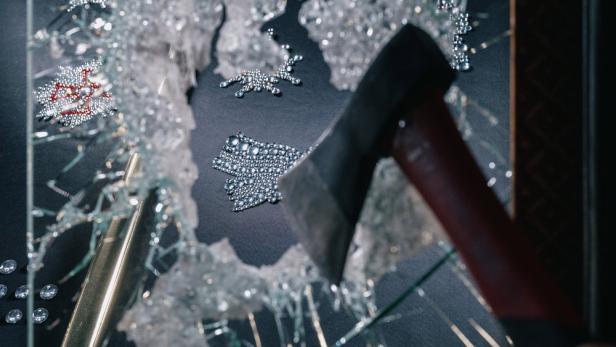 Glasscheibe durch Axt eingeschlagen