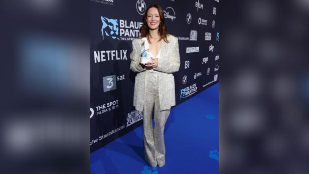 Lavinia Wilson hält ihren Blauen Panther Award in Händen