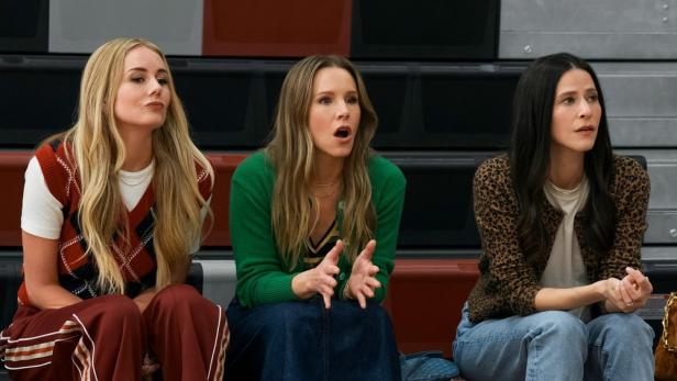 Darstellerinnen Justine Lupe, Kristen Bell und Jackie Tohn sitzen nebeneinander