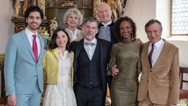 Gruppenbild von "Sturm der Liebe"-Stars in Kirche
