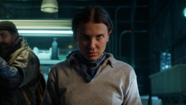 Millie Bobby Brown blickt in ihrer Serienrolle als Eleven finster und hat Nasenbluten