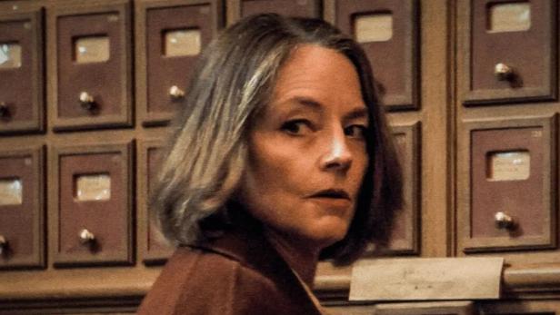 Jodie Foster zieht eine Schublade mit Karteikarten heraus