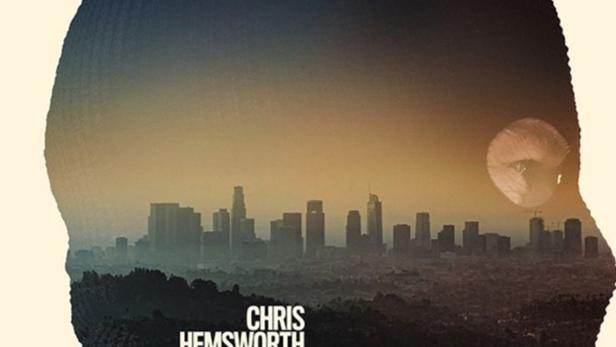 Männerkopf mit schwarzer Skimaske, in der sich die Skyline einer Stadt spiegelt