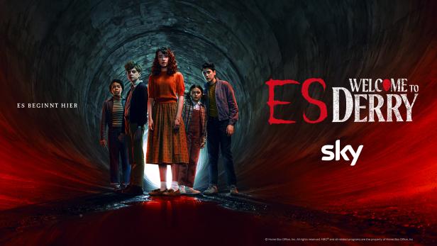 Fünf Kinder stehen in einer Kanalschacht, der in blutige Farbe getaucht ist