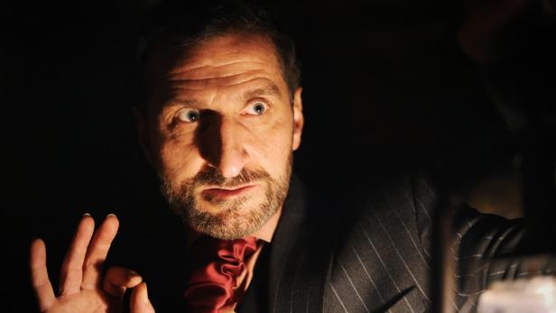 Altjoff Erdmann (Tim Seyfi) gibt sich als Schwarzalb zu erkennen