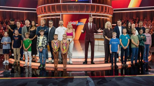 Quizmaster Kai Pflaume mit seinen Gästen im TV-Studio