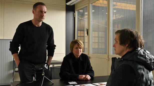 Verhörszene einer Frau in einem Polizeibüro